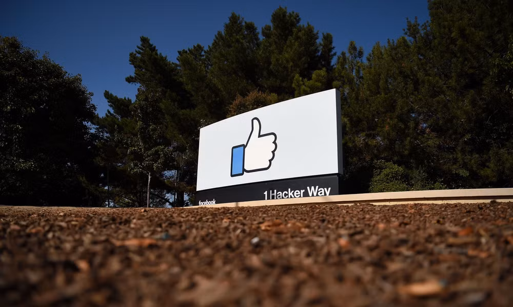 Facebook cảnh báo người dùng "tương tác" với tin giả COVID-19 ảnh 1
