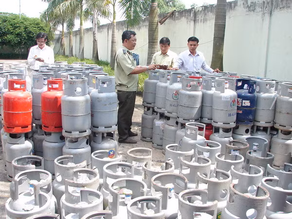 Quảng Bình phát hiện và thu giữ lượng lớn bình gas trái phép ảnh 1