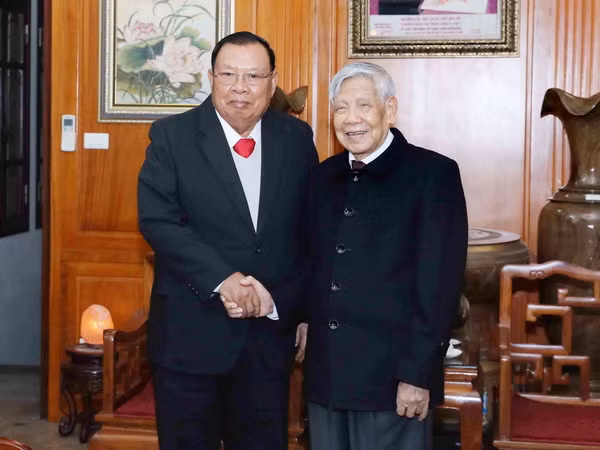 Tổng Bí thư Lào thăm nguyên Tổng Bí thư Lê Khả Phiêu và Nông Đức Mạnh ảnh 1