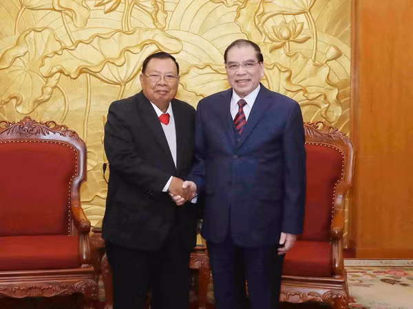 Tổng Bí thư Lào thăm nguyên Tổng Bí thư Lê Khả Phiêu và Nông Đức Mạnh ảnh 2