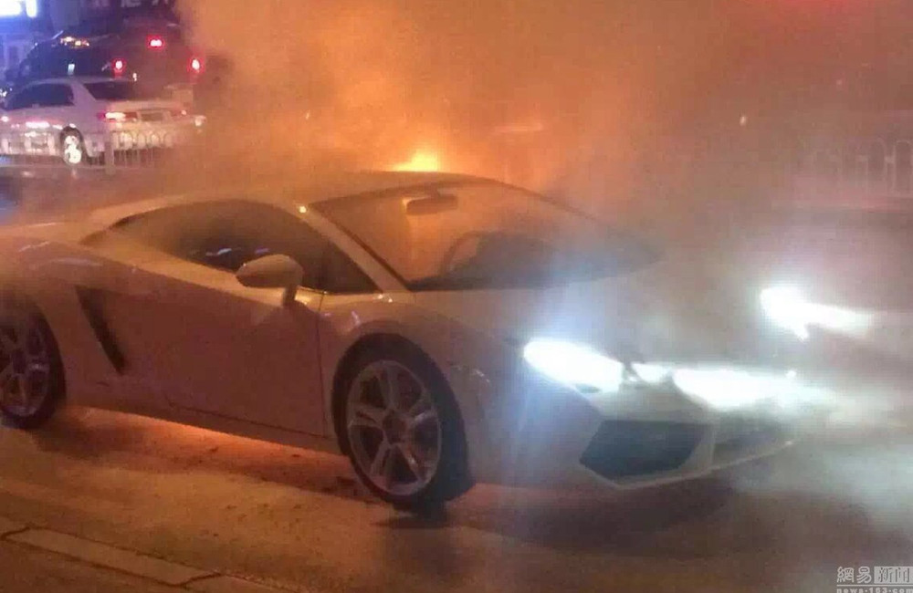 Photo] Siêu xe Lamborghini bất ngờ bốc cháy ngay trên đường | Vietnam+  (VietnamPlus)