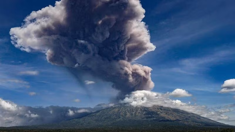Núi lửa ở thành phố đông dân thứ ba của Indonesia "thức giấc" ảnh 1