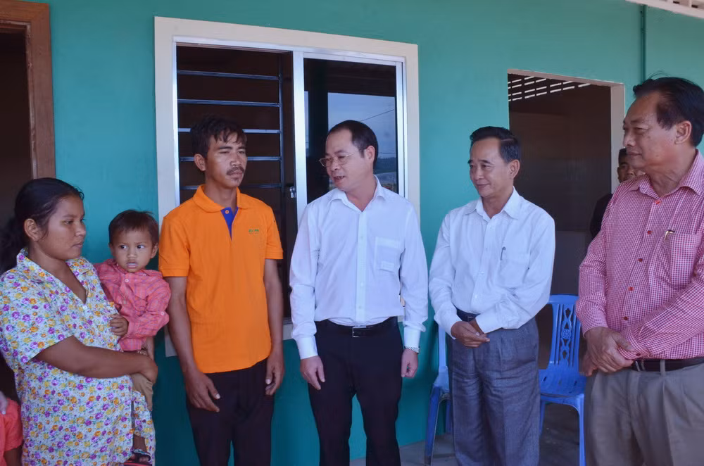 Thăm hỏi cháu bé Campuchia bị bạo hành chích điện ảnh 3