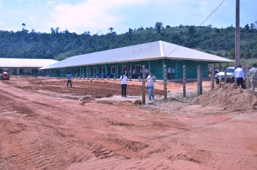 Thăm hỏi cháu bé Campuchia bị bạo hành chích điện ảnh 2