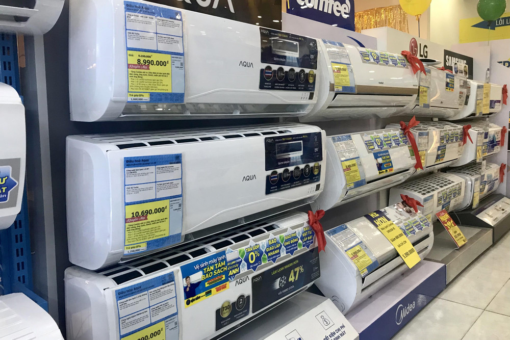 Siêu thị điện máy 'xả kho' cuối tháng, nhiều mẫu điều hòa giảm sập sàn |  Vietnam+ (VietnamPlus)