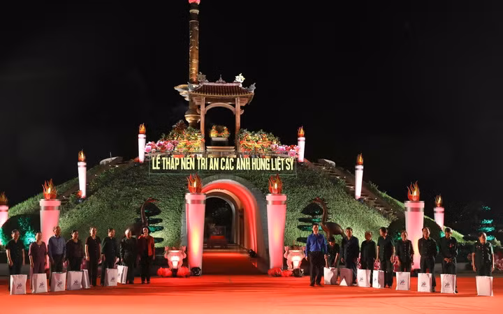 Lễ thắp nến tri ân các Anh hùng liệt sỹ ở Thành cổ Quảng Trị ảnh 1