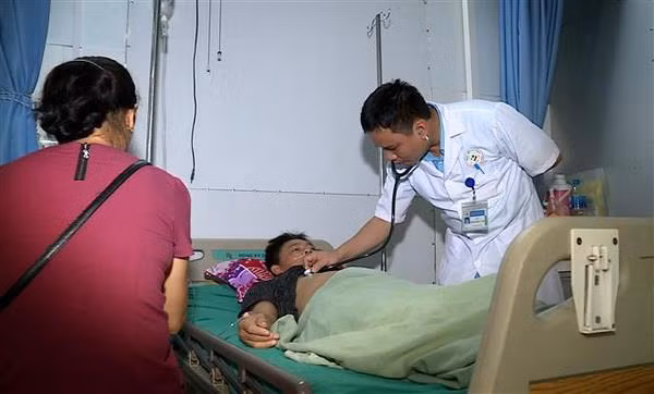 Uống rượu ngâm củ ấu tẩu, 2 người nhập viện trong tình trạng nguy kịch ảnh 1