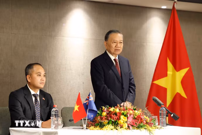 Tổng Bí thư, Chủ tịch nước Tô Lâm nói chuyện với cán bộ, nhân viên Đại sứ quán Việt Nam tại New Zealand. (Ảnh: Thống Nhất/TTXVN)