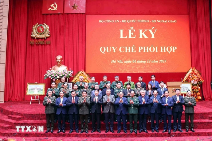 Tổng Bí thư Tô Lâm, Chủ tịch nước Lương Cường và Thủ tướng Phạm Minh Chính với các đại biểu. (Ảnh: Phạm Kiên/TTXVN)