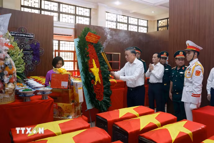 Tổng Bí thư, Chủ tịch nước Tô Lâm dâng hương tưởng niệm, tri ân các Anh hùng liệt sỹ. (Ảnh: Thống Nhất/TTXVN)