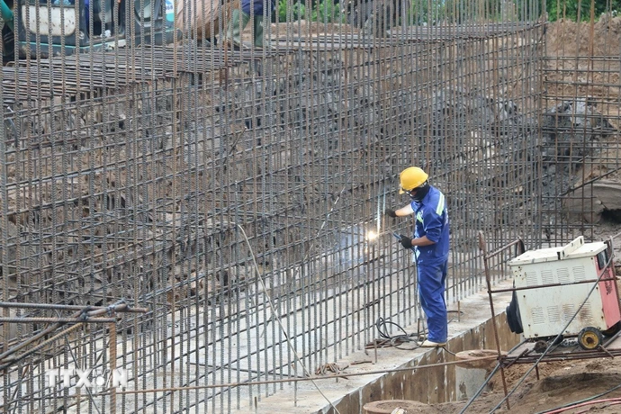 Thi công tại Dự án thành phần 2 cao tốc Cao Lãnh-An Hữu, giai đoạn 1. (Ảnh: Đức Tâm/TTXVN)