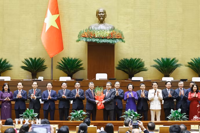 Chủ tịch Quốc hội Trần Thanh Mẫn tặng hoa chúc mừng Thủ tướng, Phó Thủ tướng Chính phủ, Bộ trưởng và thành viên khác của Chính phủ nhiệm kỳ 2026-2031. (Ảnh: Doãn Tấn/TTXVN)