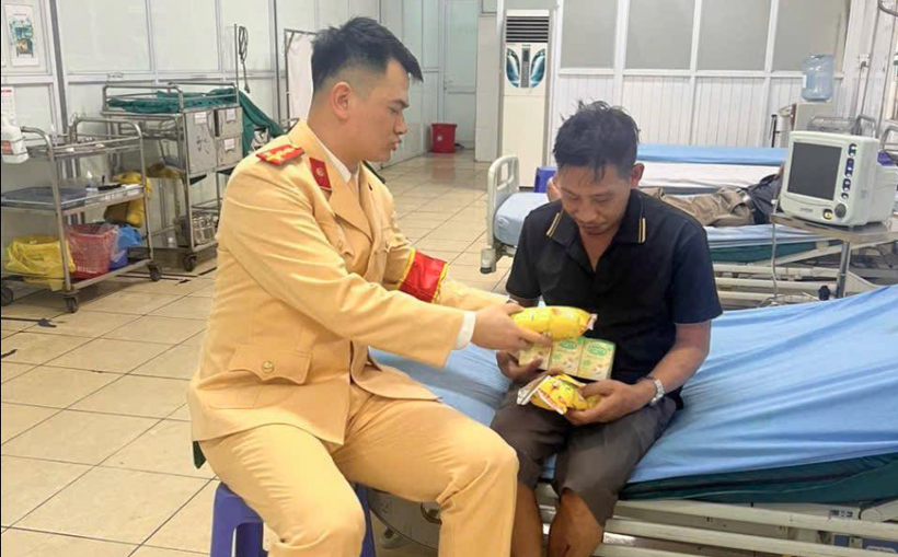 Chiến sĩ Cảnh sát giao thông chăm sóc ông Thắng tại bệnh viện Đan Phượng (Nguồn: Bộ Công an)