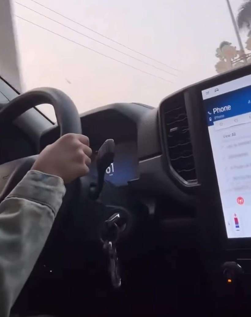 Hình ảnh bé gái lái xe lan truyền trên mạng xã hội.