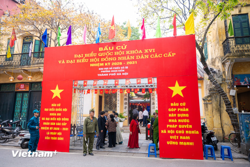 Di tích 40 Lãn Ông (Hội quán Phúc Kiến) là điểm bỏ phiếu của các tổ dân phố Hàng Bồ số 3, số 5, số 6. (Ảnh: Minh Sơn/Vietnam+)