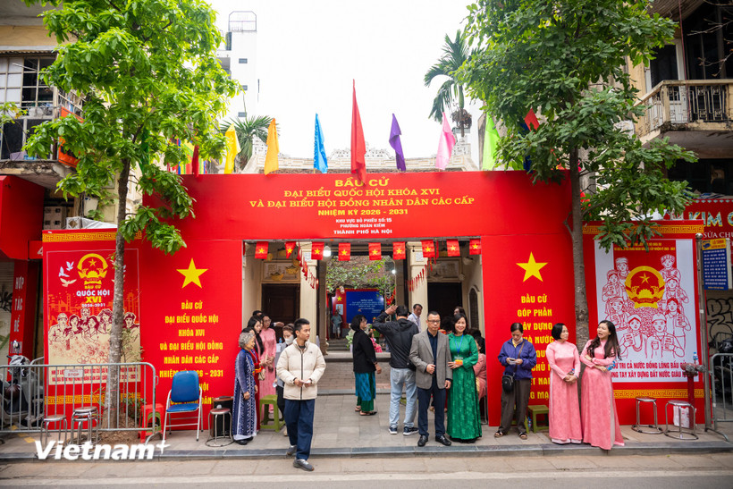 Di tích đình Kim Ngân (42 - 44 Hàng Bạc) - biểu tượng của phường nghề kim hoàn Thăng Long xưa - là điểm bỏ phiếu số 15 của các tổ dân phố Hàng Bạc số 1, số 2 và số 5. (Ảnh: Minh Sơn/Vietnam+)