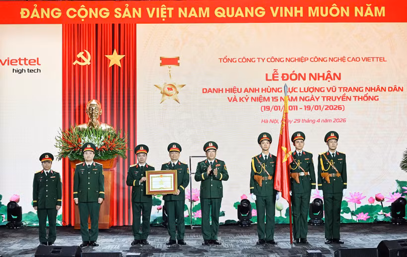 Thượng tướng Phạm Hoài Nam - Thứ trưởng Bộ Quốc phòng trao tặng danh hiệu Anh hùng Lực lượng vũ trang nhân dân cho Viettel High Tech. (Ảnh: VHT)