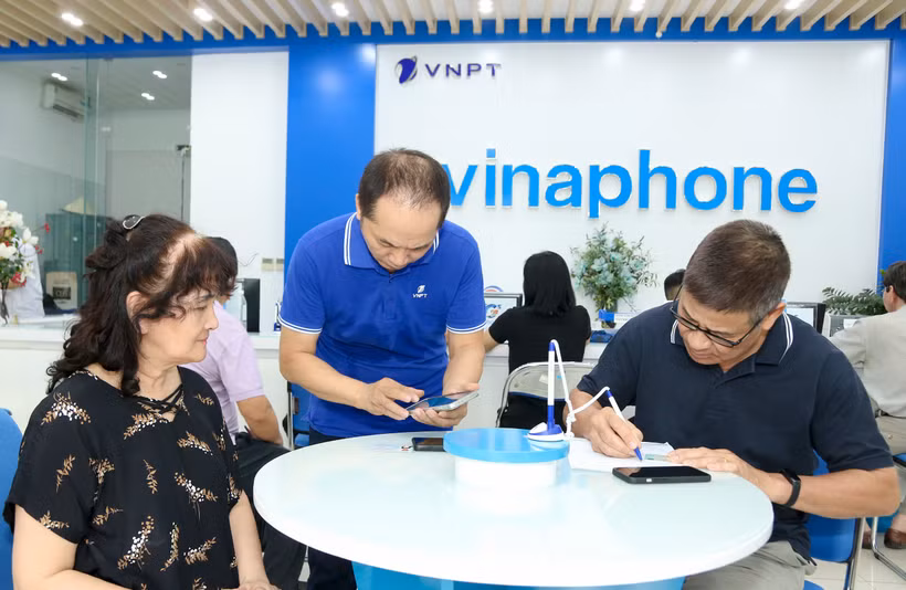 Các điểm giao dịch của VinaPhone tăng cường nhân sự hỗ trợ người dân xác thực thuê bao. (Ảnh: VinaPhone)