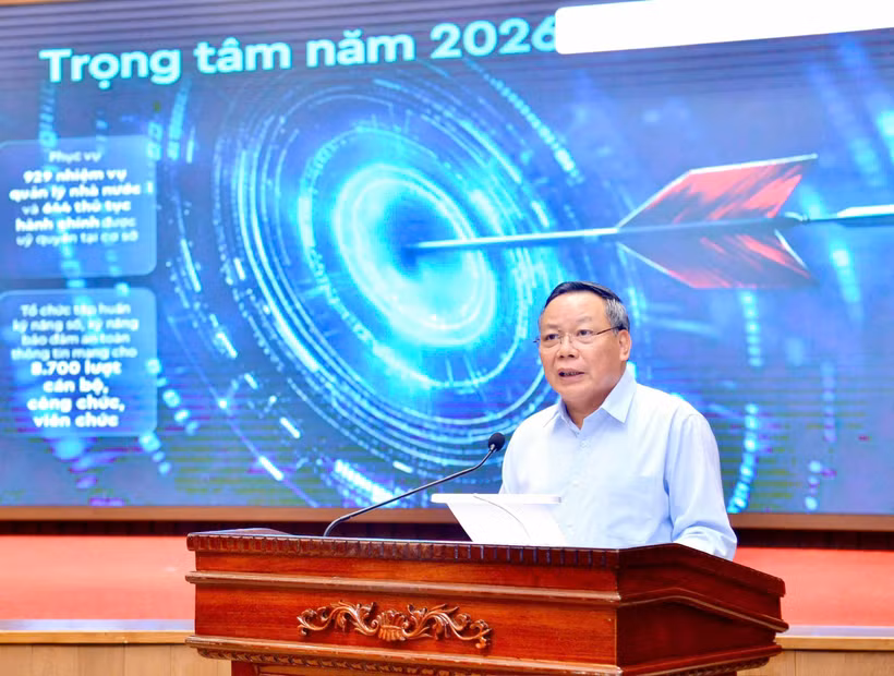 Phó Bí thư Thành ủy Hà Nội Nguyễn Văn Phong phát biểu tại tham luận tại hội nghị sơ kết 1 năm 6 tháng triển khai thực hiện Nghị quyết số 57-NQ/TW của Bộ Chính trị về đột phá phát triển khoa học, công nghệ, đổi mới sáng tạo và chuyển đổi số quốc gia. (Ảnh: Viết Thành/HNM)