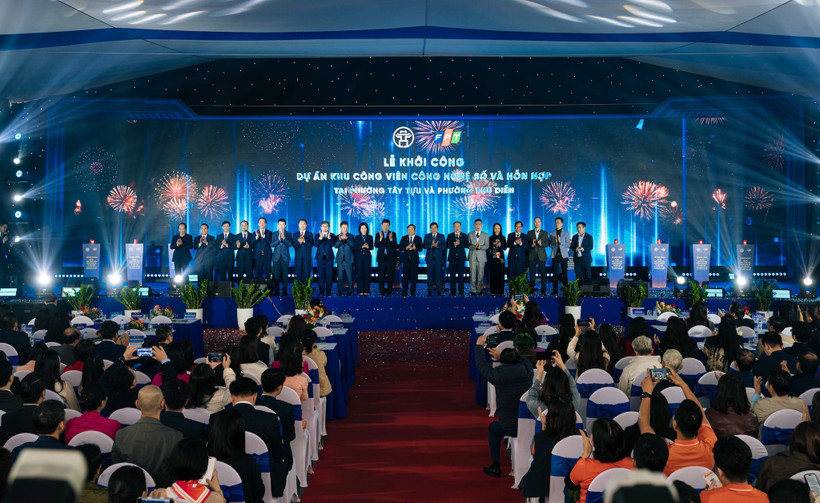 Uỷ ban Nhân dân thành phố Hà Nội và Tập đoàn FPT công bố khởi công Dự án Khu Công viên Công nghệ số và Hỗn hợp tại hai phường Tây Tựu và Phú Diễn chào mừng Đại hội đại biểu toàn quốc lần thứ XIV của Đảng. (Ảnh: PV/Vietnam+)