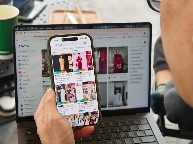 Việt đang chuẩn bị đón Tết Nguyên đán 2026 với tâm thế chủ động và toàn diện hơn, khi thói quen mua sắm cận Tết dần được thay thế bằng quá trình lên kế hoạch kỹ lưỡng từ 3 tháng trước Tết. (Ảnh: Minh Sơn/Vietnam+)