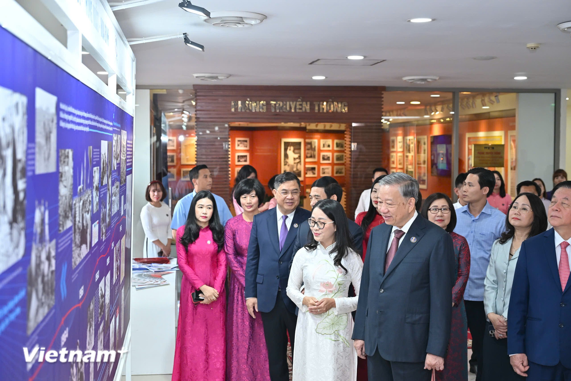 អគ្គលេខាធិកា To Lam ទស្សនាការតាំងពិពណ៌រូបថតស្តីពីប្រវត្តិសាស្ត្ររបស់ទីភ្នាក់ងារសារព័ត៌មាន។ (រូបថត៖ Minh Son/Vietnam+) vnp-80ttx1-4.jpg