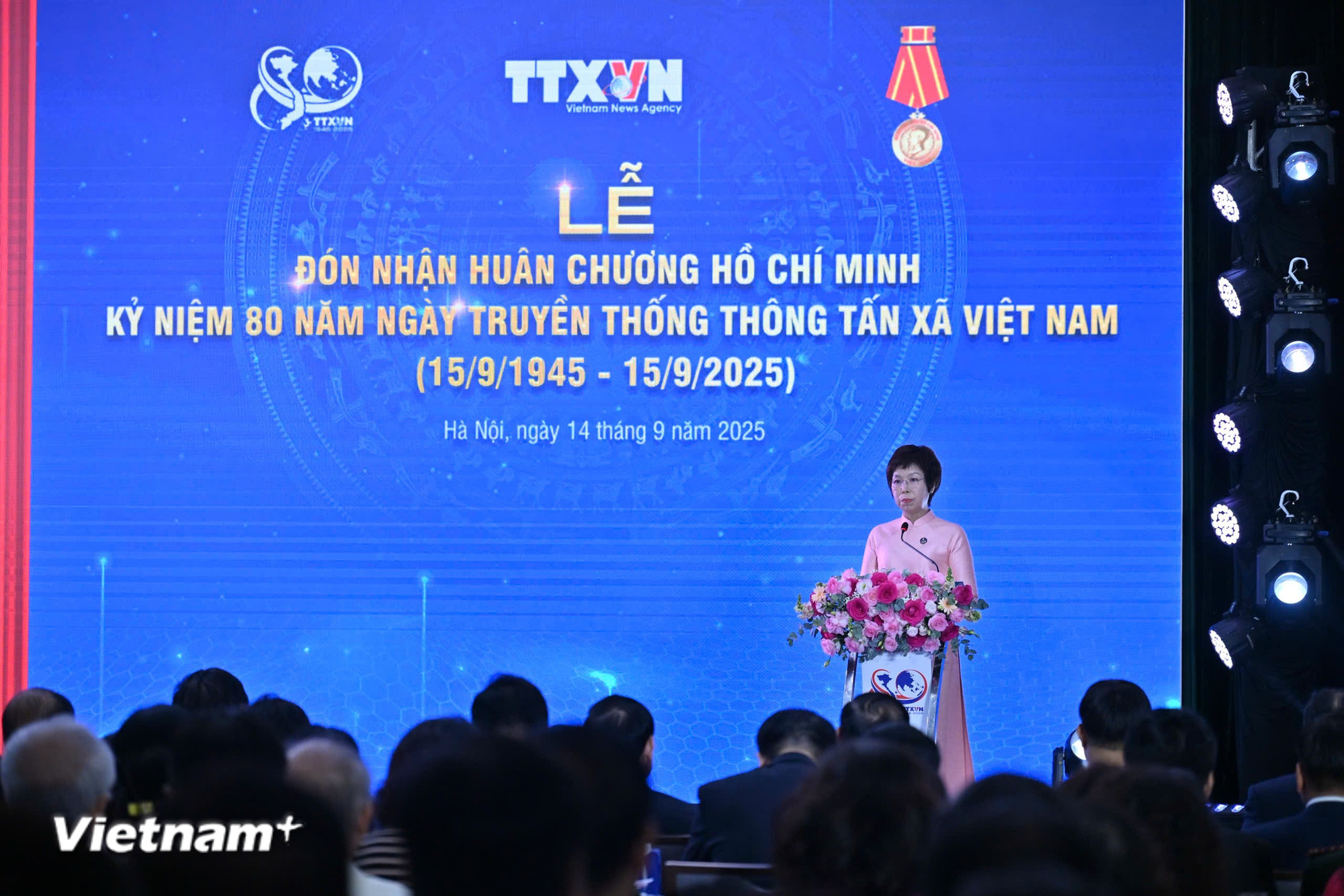 អ្នកកាសែត Vu Viet Trang លេខាបក្ស អគ្គនាយកទីភ្នាក់ងារសារព័ត៌មានវៀតណាម ប្រធានសមាគមអ្នកសារព័ត៌មានវៀតណាមបានអានសុន្ទរកថានៅពិធីនេះ។ (រូបថត៖ Minh Son/Vietnam+) vnp-son-10.jpg