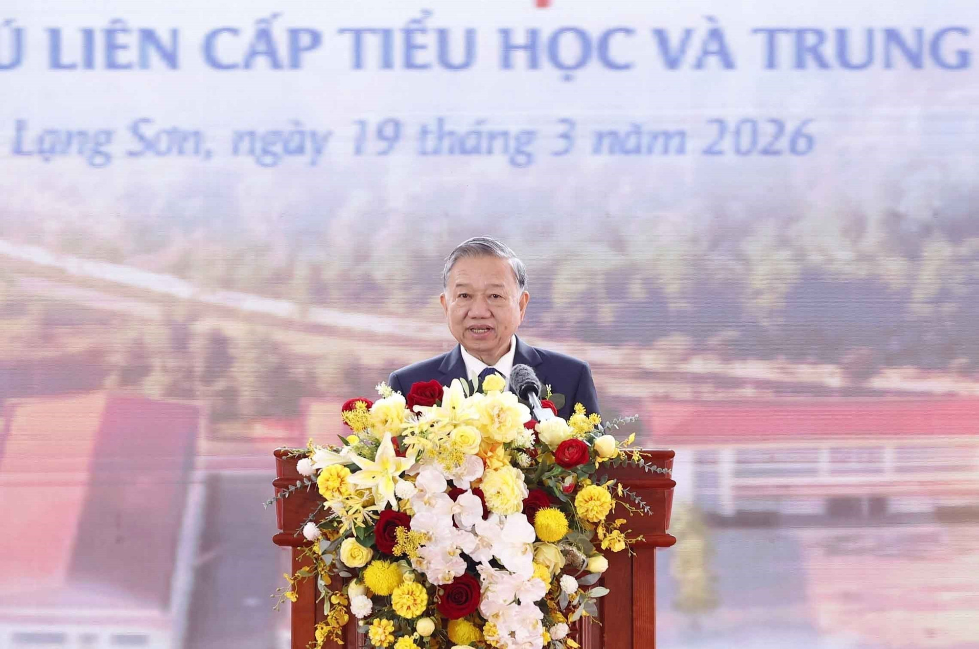 vna-potal-tong-bi-thu-va-thu-tuong-du-le-khoi-cong-dong-tho-dong-loat-cac-truong-noi-tru-lien-cap-bien-gioi-8650064.jpg