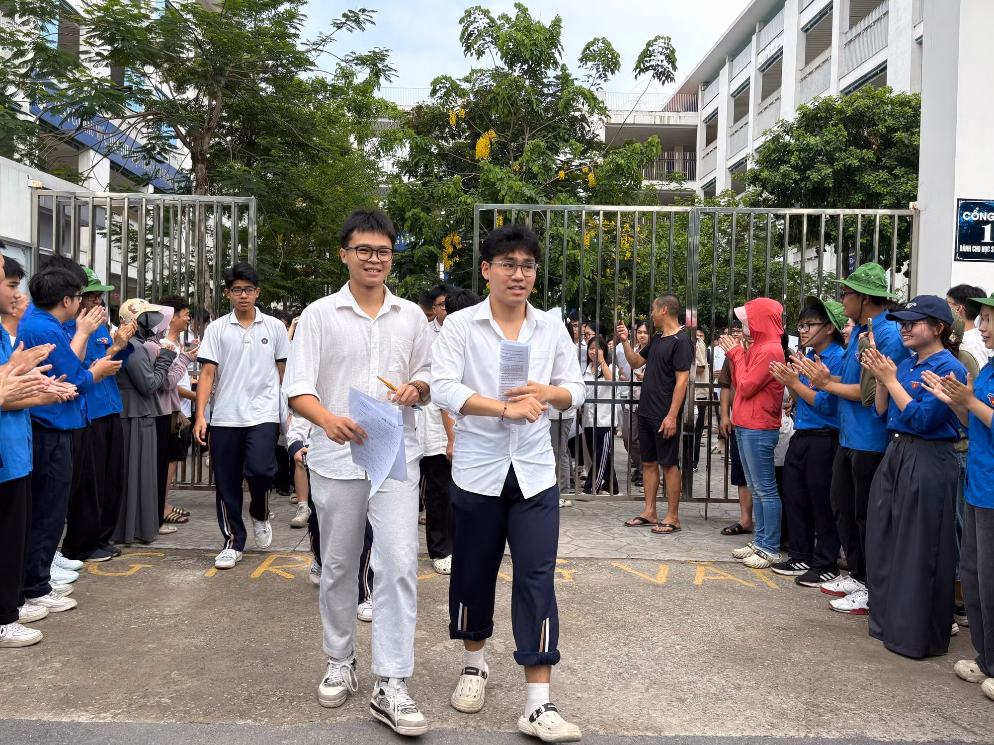 Thí sinh rời điểm thi Tốt nghiệp Trung học phổ thông sau môn thi cuối. (Ảnh: Phạm Mai/Vietnam+)