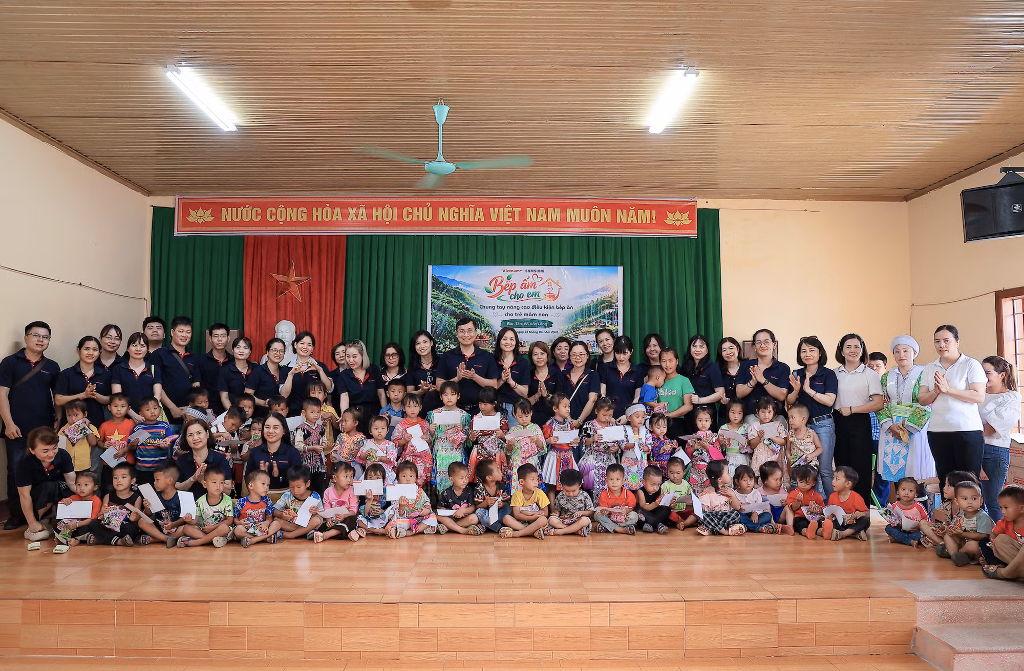 Báo Điện tử VietnamPlus trao quà cho nhà trường và các học sinh điểm trường Bản Tèn, Trường Mầm non Văn Lãng, xã Văn Lăng, tỉnh Thái Nguyên. (Ảnh: Hoài Nam/Vietnam+)