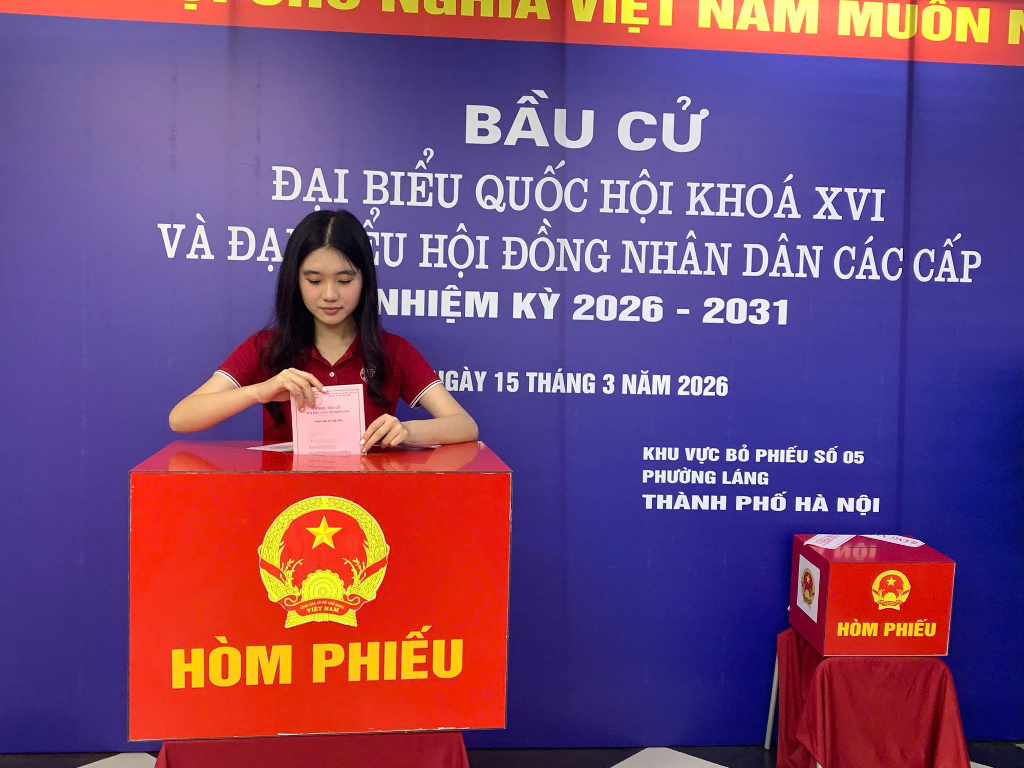 Sinh viên Trường Đại học Ngoại thương bỏ phiếu bầu cử. (Ảnh: Vietnam+)