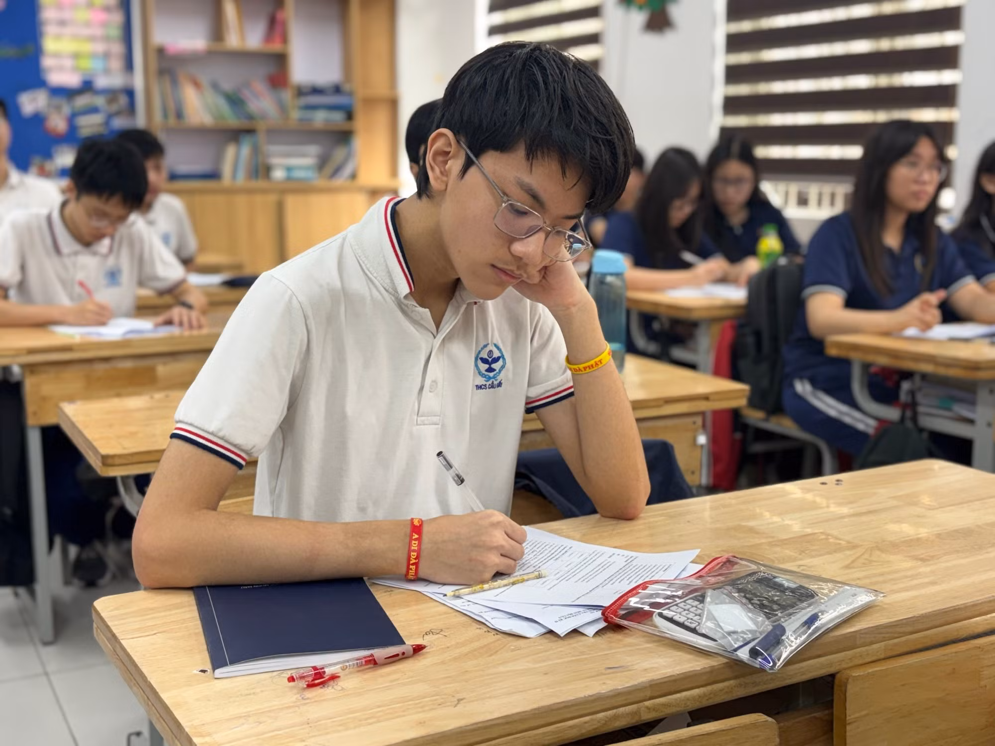 Học sinh Trường Trung học cơ sở Cầu Giấy ôn thi lớp 10. (Ảnh: Phạm Mai/Vietnam+)