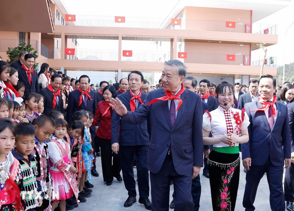 Tổng Bí thư Tô Lâm và học sinh, giáo viên trong lễ khánh thành Trường Phổ thông nội trú liên cấp Tiểu học và Trung học Cơ sở Si Pa Phìn, tỉnh Điện Biên. (Ảnh: Thống Nhất/TTXVN)