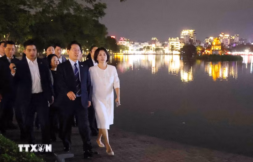 Tổng thống Hàn Quốc Lee Jae Myung và Phu nhân Kim Hae Kyung đã có những phút giây thư giãn bên hồ Hoàn Kiếm. (Ảnh: Phạm Kiên/TTXVN)