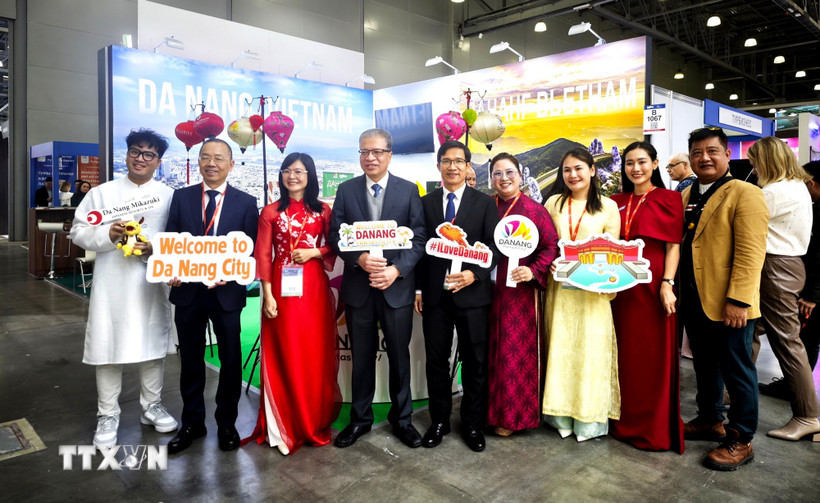 Đại sứ Đăng Minh Khôi, Phó Giám đốc Sở Văn hóa, Thể thao và Du lịch thành phố Đà Nẵng Tán Văn Vương (thứ 4 và 5 từ trái qua) cùng đại diện các doanh nghiệp cắt băng khánh thành gian du lịch Đà Nẵng tại MITT-2026. (Ảnh: Tâm Hằng/TTXVN)