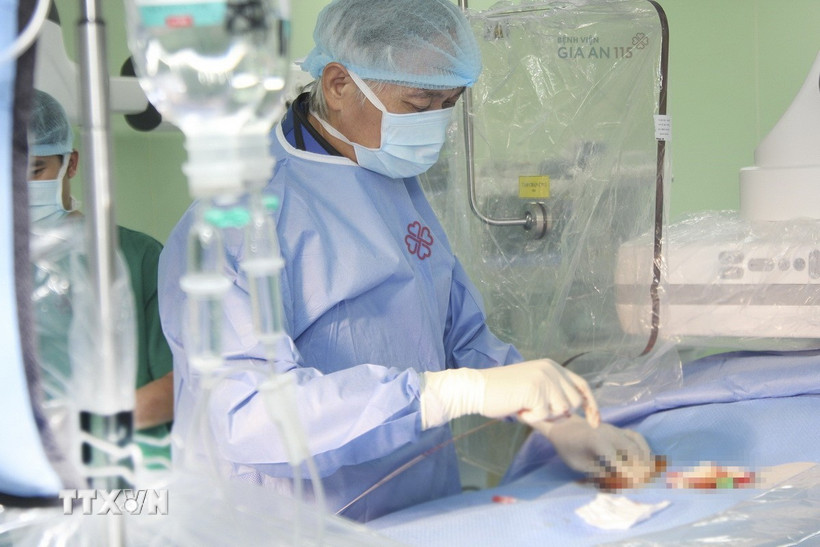 Bác sỹ Bệnh viện Gia An 115, Thành phố Hồ Chí Minh thực hiện đặt cùng lúc 5 stent graft cho bệnh nhân Campuchia bị phình động mạch. (Ảnh: TTXVN phát)