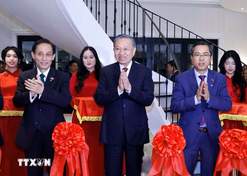 Tổng Bí thư, Chủ tịch nước Tô Lâm và các đại biểu thực hiện nghi thức cắt băng khánh thành Nhà Việt Nam tại Australia. (Ảnh: Thống Nhất/TTXVN)
