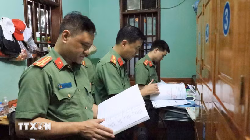 Lực lượng Công an kiểm tra, thu giữ nhiều tài liệu, sổ sách và chứng cứ tại Đền Công đồng Bắc Lệ (tỉnh Lạng Sơn). (Ảnh: TTXVN phát)