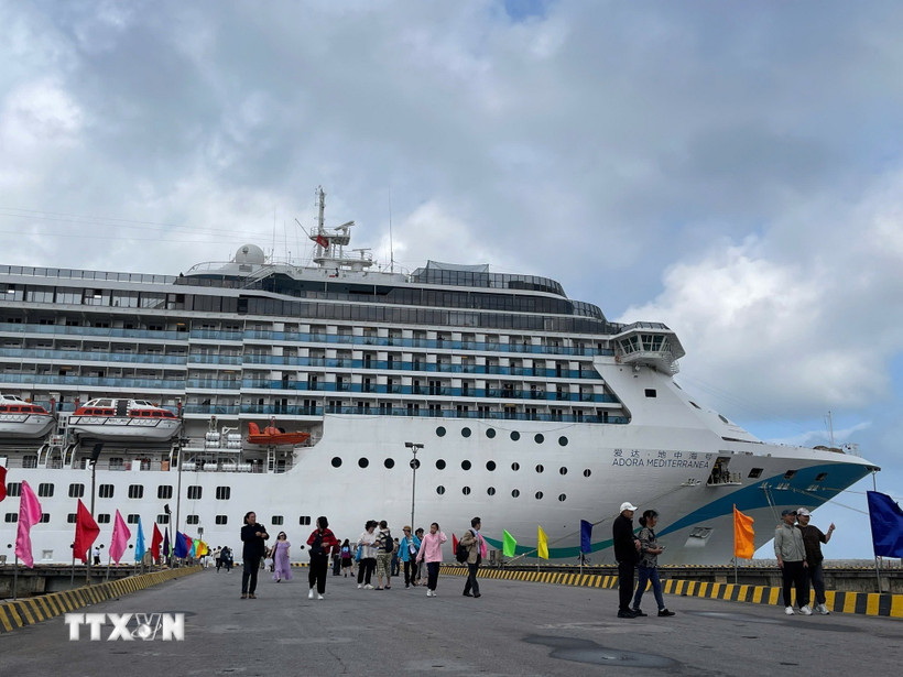 Con tàu khởi hành từ Quảng Châu (Trung Quốc) chở theo 2.613 du khách cùng 732 thuyền viên cập Cảng Chân Mây. (Ảnh: Văn Dũng/TTXVN)