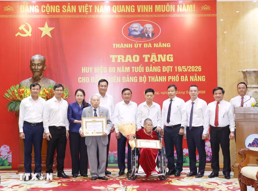 Thường trực Ban Bí thư Trần Cẩm Tú trao Huy hiệu 80 năm tuổi Đảng cho các đảng viên cao tuổi thành phố Đà Nẵng. (Ảnh: Phương Hoa/TTXVN)