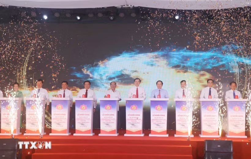 Ông Đoàn Minh Huấn, Ủy viên Bộ Chính trị, Giám đốc Học viện Chính trị Quốc gia Hồ Chí Minh cùng các đại biểu phát lệnh khởi công dự án. (Ảnh: Trịnh Duy Hưng/TTXVN)