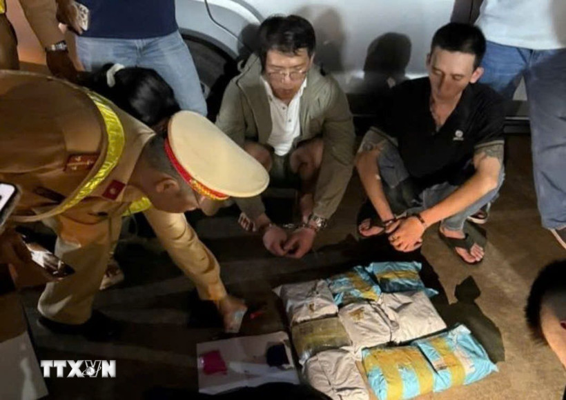 Các đối tượng mua bán hơn 10kg ma túy loại Methamphetamine vừa bị Công an tỉnh Đắk Lắk bắt quả tang. (Ảnh: TTXVN phát)