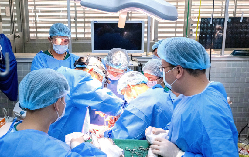 Bác sỹ Bệnh viện Chợ Rẫy và Bệnh viện Răng Hàm Mặt Trung ương phối hợp thực hiện phẫu thuật. (Ảnh: TTXVN phát)