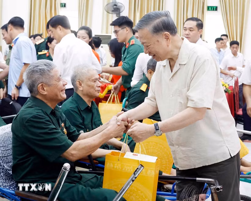 Tổng B&iacute; thư, Chủ tịch nước T&ocirc; L&acirc;m thăm hỏi, tặng qu&agrave; cho c&aacute;c thương binh, bệnh binh. (Ảnh: Thống Nhất/TTXVN)