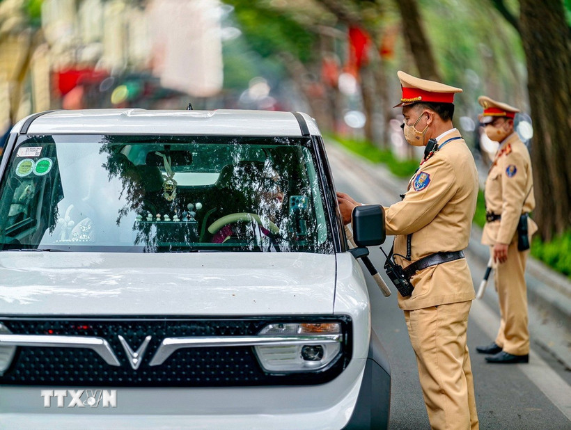 Cảnh sát giao thông Hà Nội duy trì kiểm soát nồng độ cồn trong dịp Tết Nguyên đán. (Ảnh: Trung Nguyên/TTXVN)