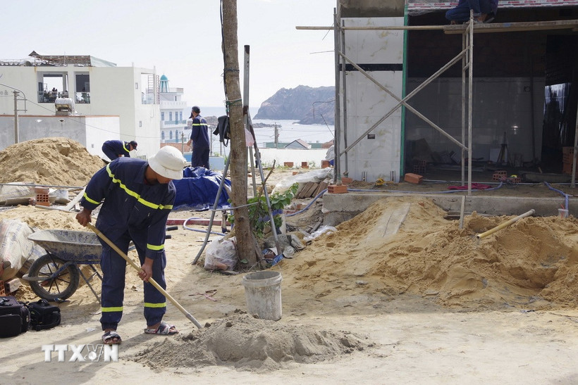 Triển khai xây nhà cho dân ngay sau lễ phát động. (Ảnh: Sỹ Thắng/TTXVN)