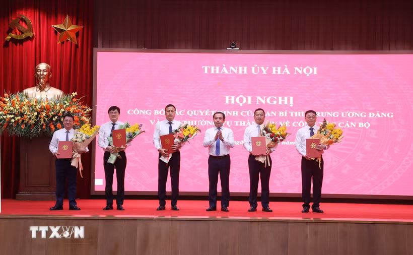 Bí thư Thành ủy Hà Nội Trần Đức Thắng trao các quyết định của Ban Bí thư Trung ương Đảng và Ban Thường vụ thành ủy về công tác cán bộ. (Ảnh: Văn Điệp/TTXVN)