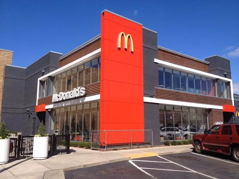 Chiến lược của McDonald's là duy trì mức giá thấp hơn so với các đối thủ cạnh tranh như Starbucks, Dutch Bros hay Sonic. (Nguồn: McDonald's)