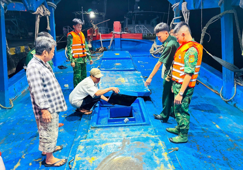 Lực lượng chức năng kiểm tra, phát hiện một tàu cá vận chuyển dầu trái phép trên biển. (Ảnh minh họa. Nguồn: TTXVN)