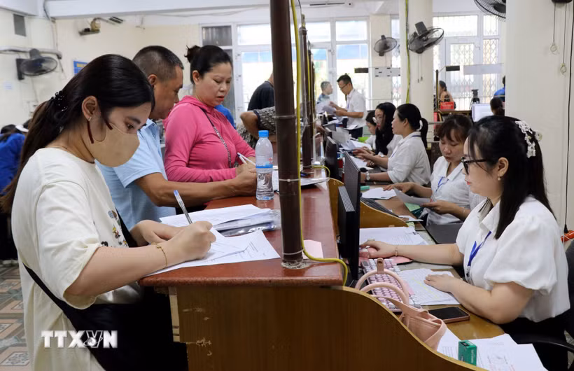 Người dân đến giải quyết thủ tục hành chính tại Trung tâm phục vụ hành chính công phường Nam Định, tỉnh Ninh Bình. (Ảnh: Nguyễn Lành/TTXVN)